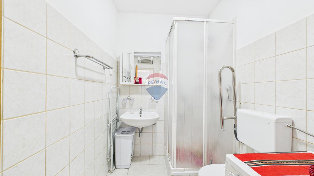 Crikvenica, Selce – hiša s poslovnim prostorom, prva vrsta ob morju