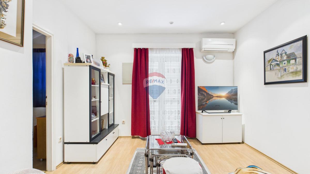 Crikvenica, Selce – hiša s poslovnim prostorom, prva vrsta ob morju