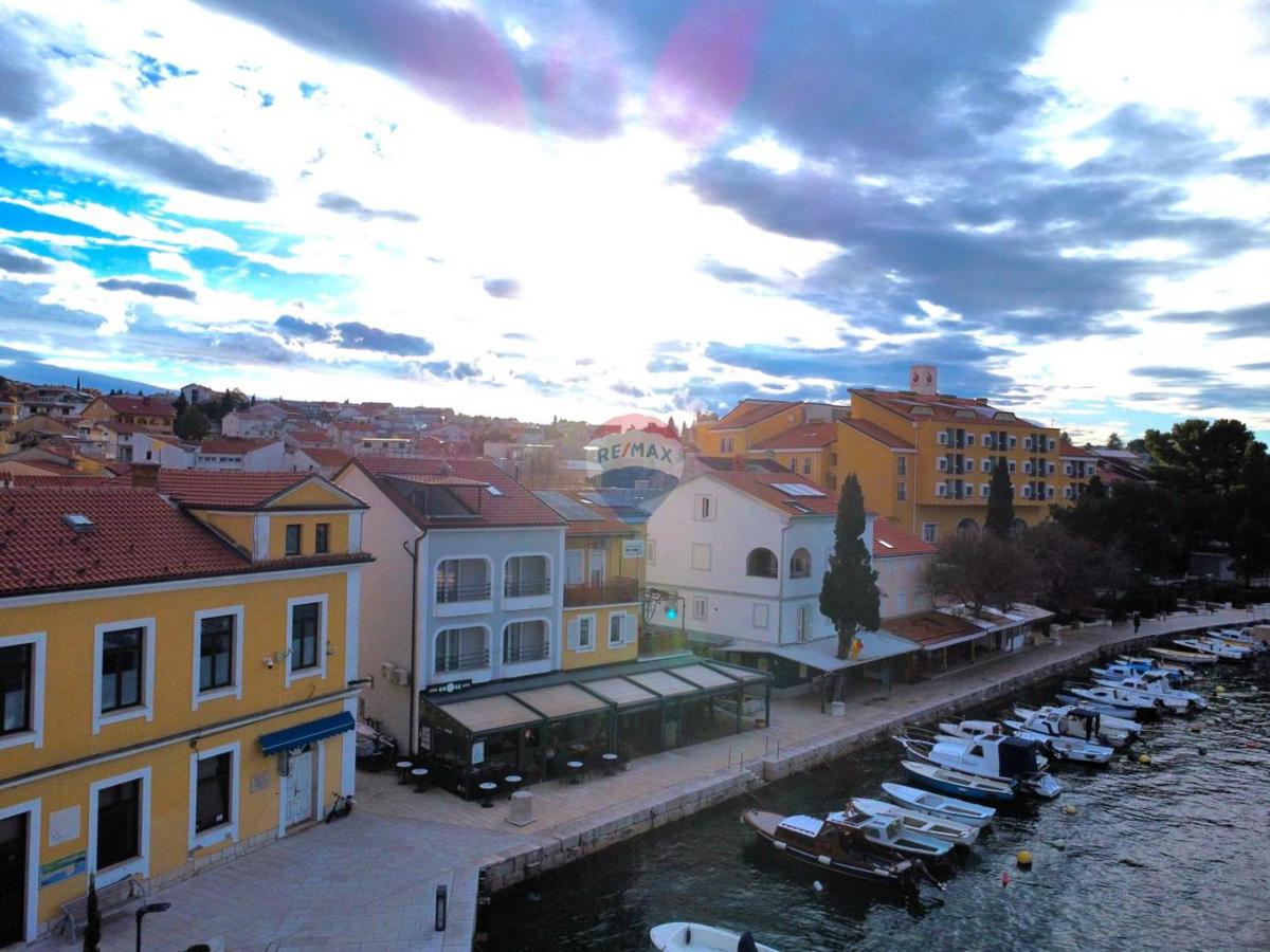 Crikvenica, Selce – hiša s poslovnim prostorom, prva vrsta ob morju