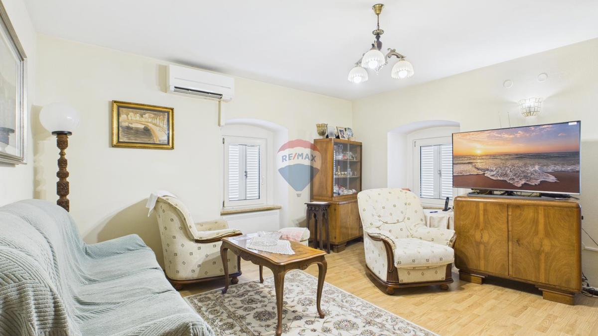 Crikvenica, Selce – hiša s poslovnim prostorom, prva vrsta ob morju