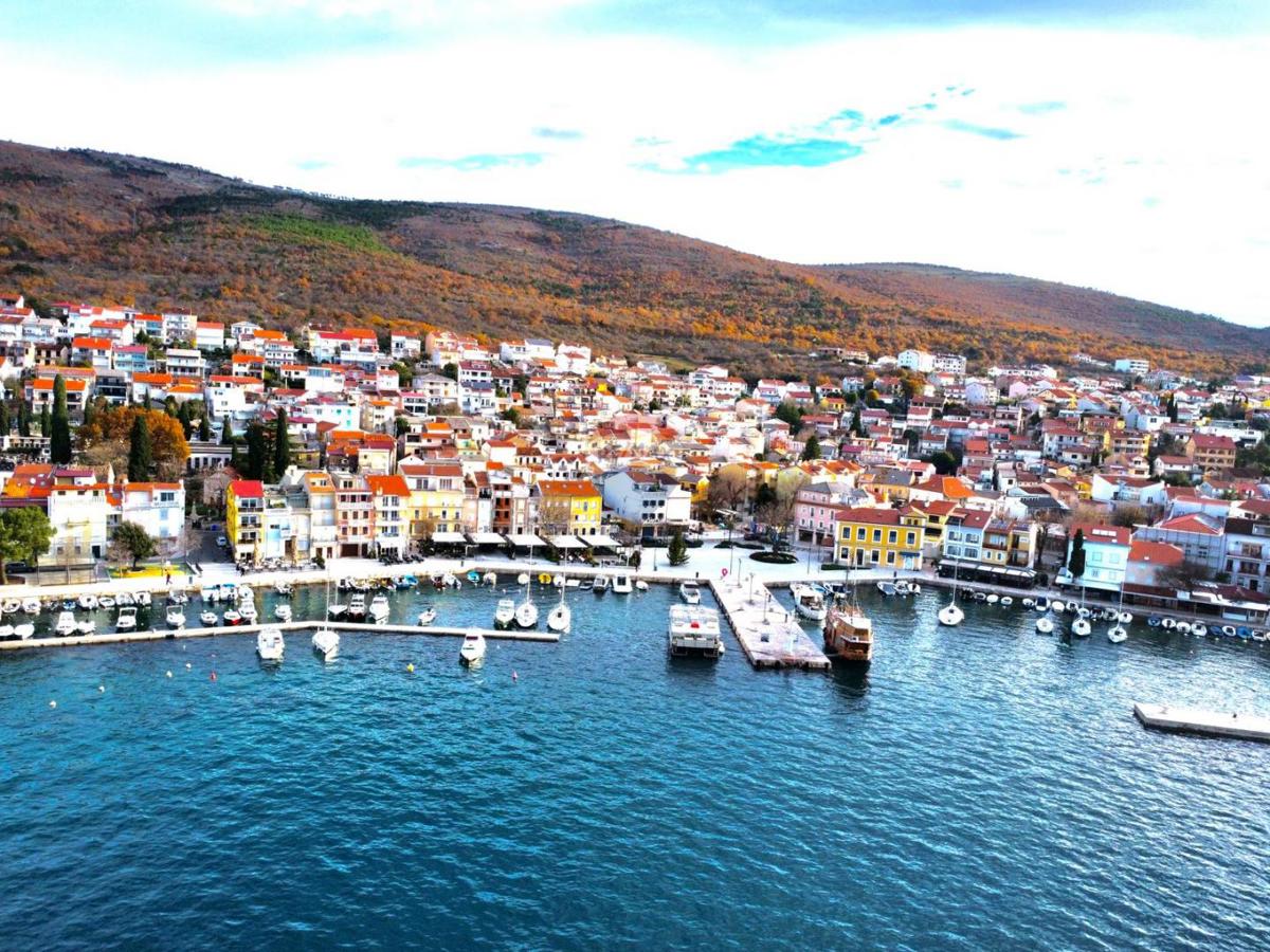 Crikvenica, Selce – hiša s poslovnim prostorom, prva vrsta ob morju