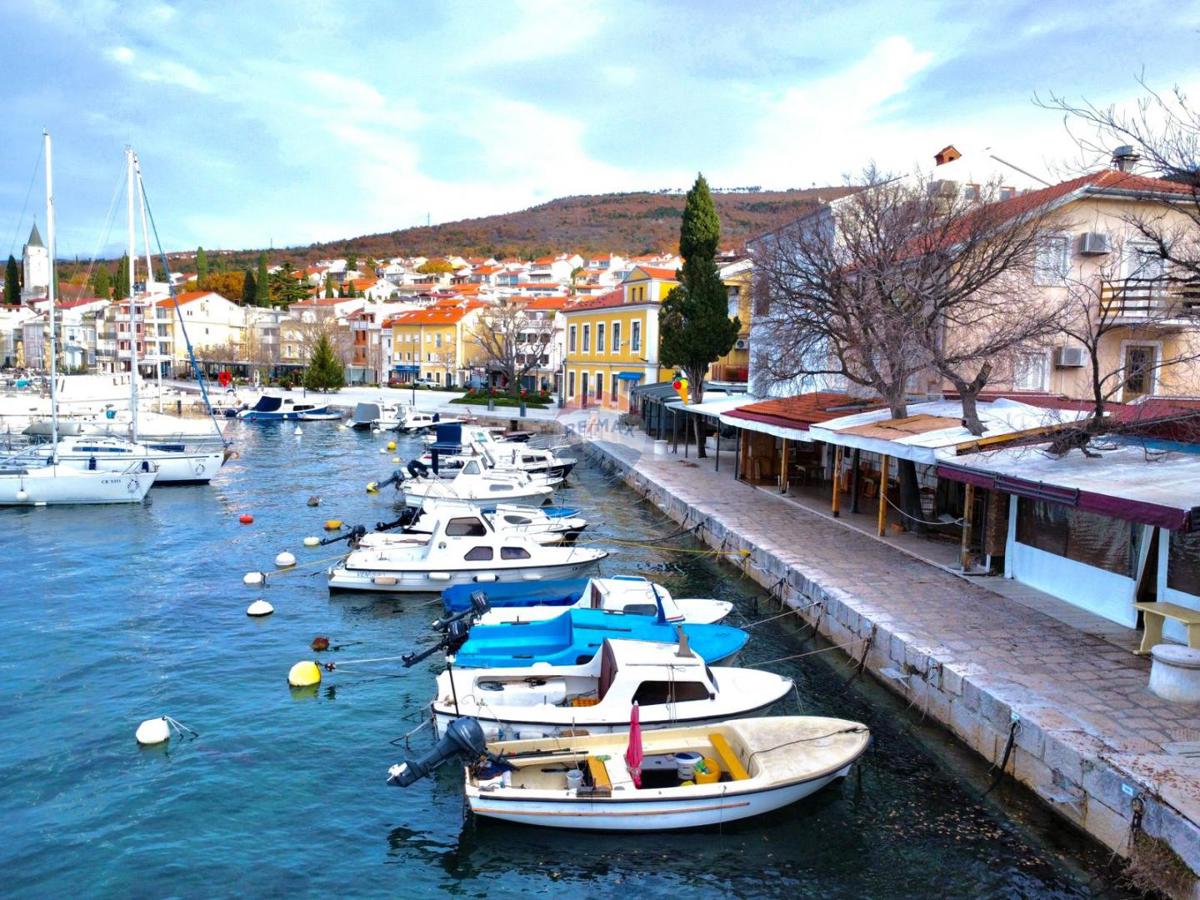 Crikvenica, Selce – hiša s poslovnim prostorom, prva vrsta ob morju