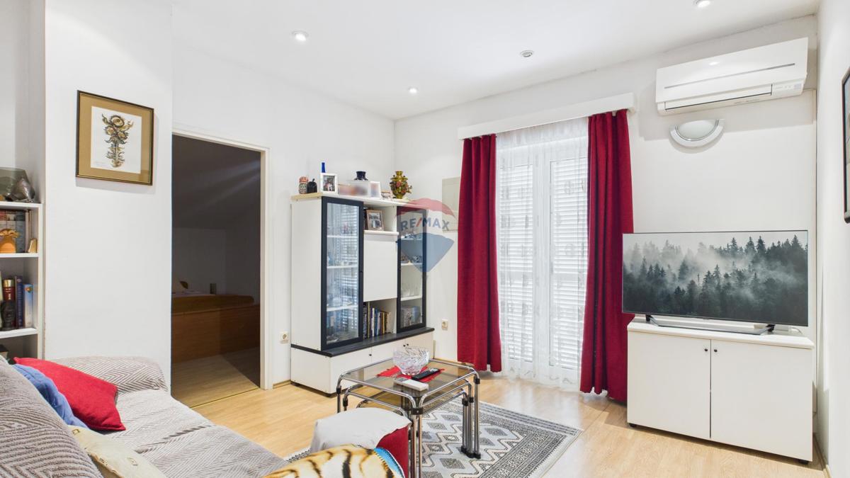 Crikvenica, Selce – hiša s poslovnim prostorom, prva vrsta ob morju