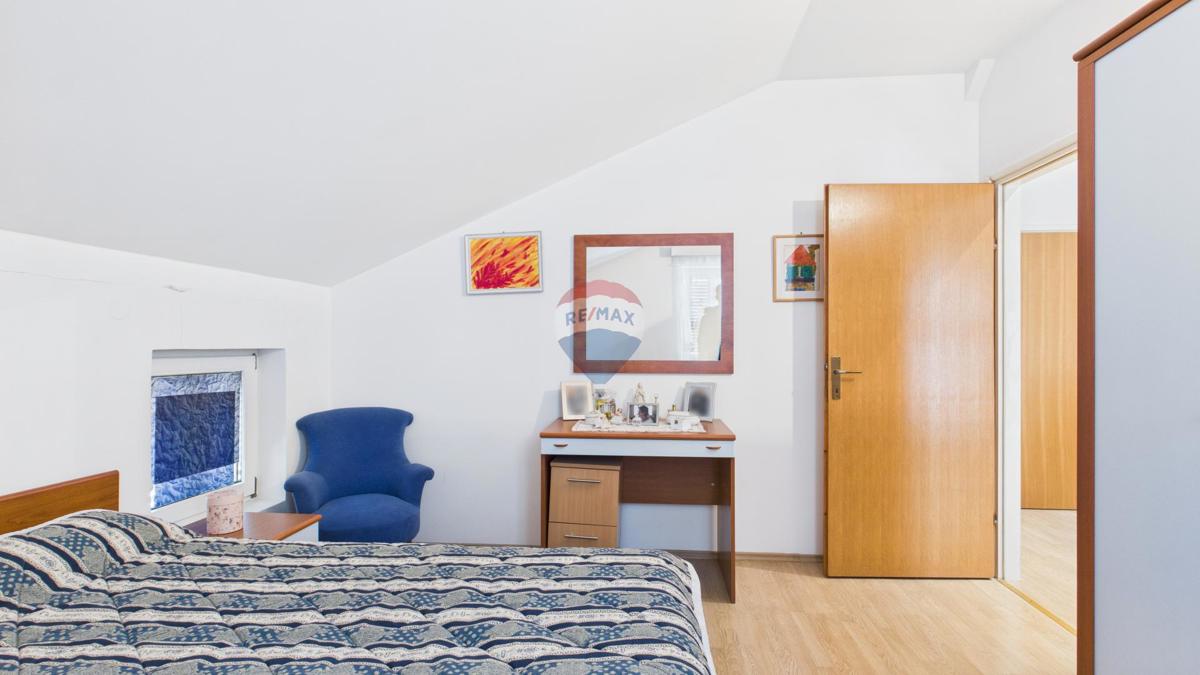 Crikvenica, Selce – hiša s poslovnim prostorom, prva vrsta ob morju