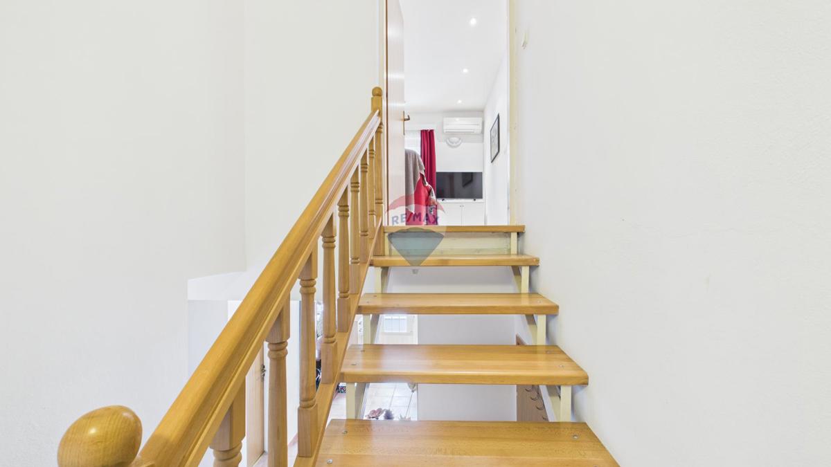 Crikvenica, Selce – hiša s poslovnim prostorom, prva vrsta ob morju