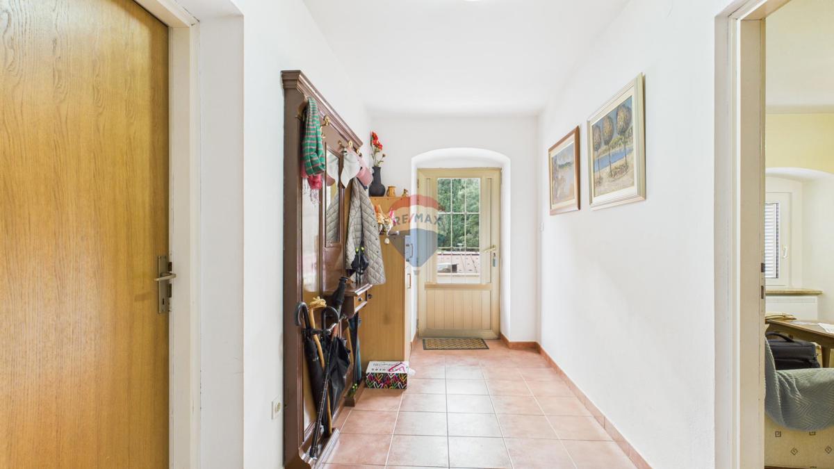 Crikvenica, Selce – hiša s poslovnim prostorom, prva vrsta ob morju