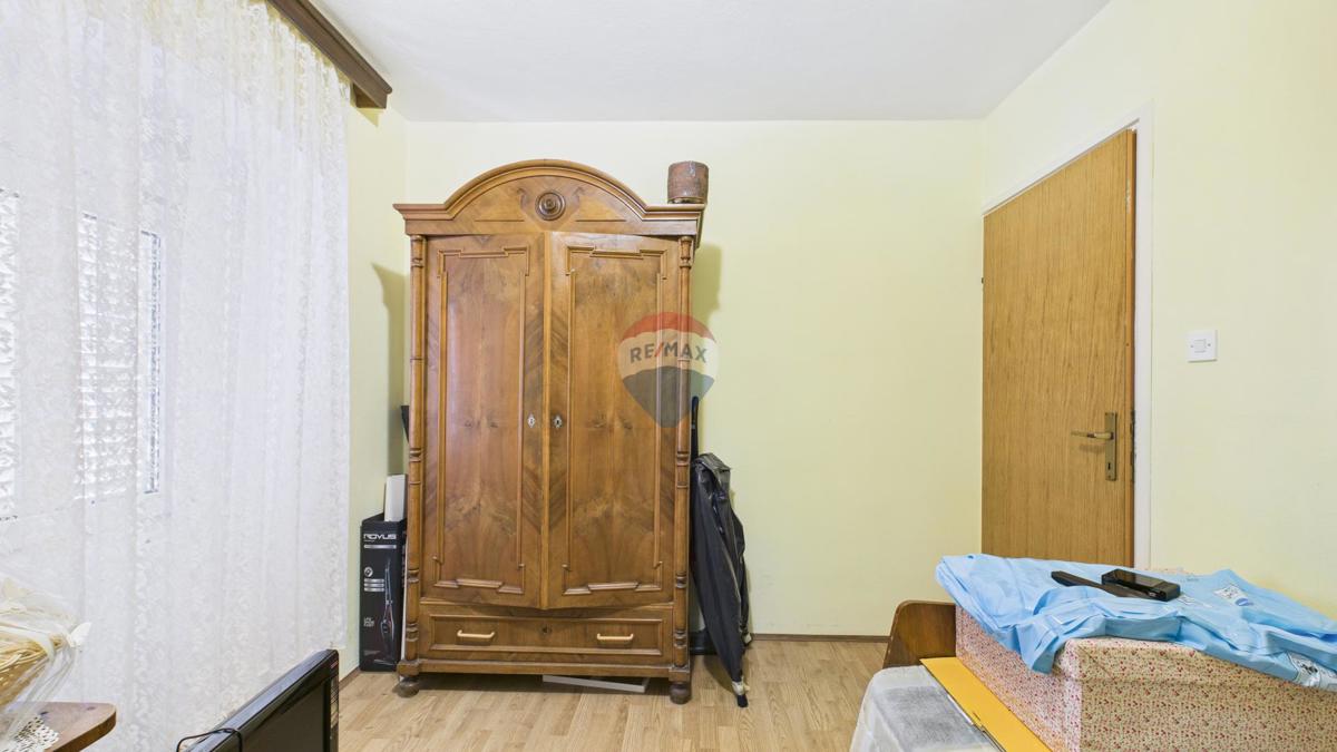 Crikvenica, Selce – hiša s poslovnim prostorom, prva vrsta ob morju