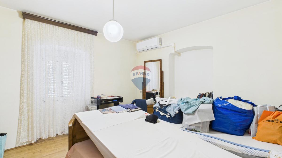 Crikvenica, Selce – hiša s poslovnim prostorom, prva vrsta ob morju