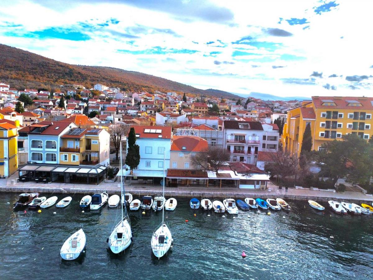 Crikvenica, Selce – hiša s poslovnim prostorom, prva vrsta ob morju