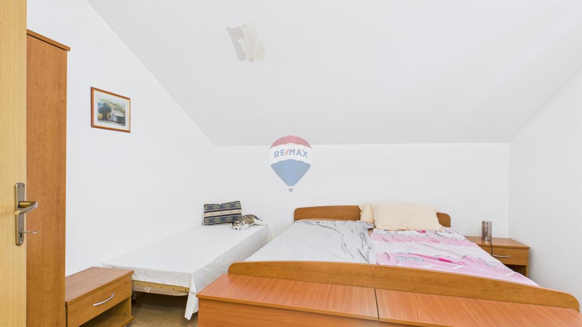 Crikvenica, Selce – hiša s poslovnim prostorom, prva vrsta ob morju