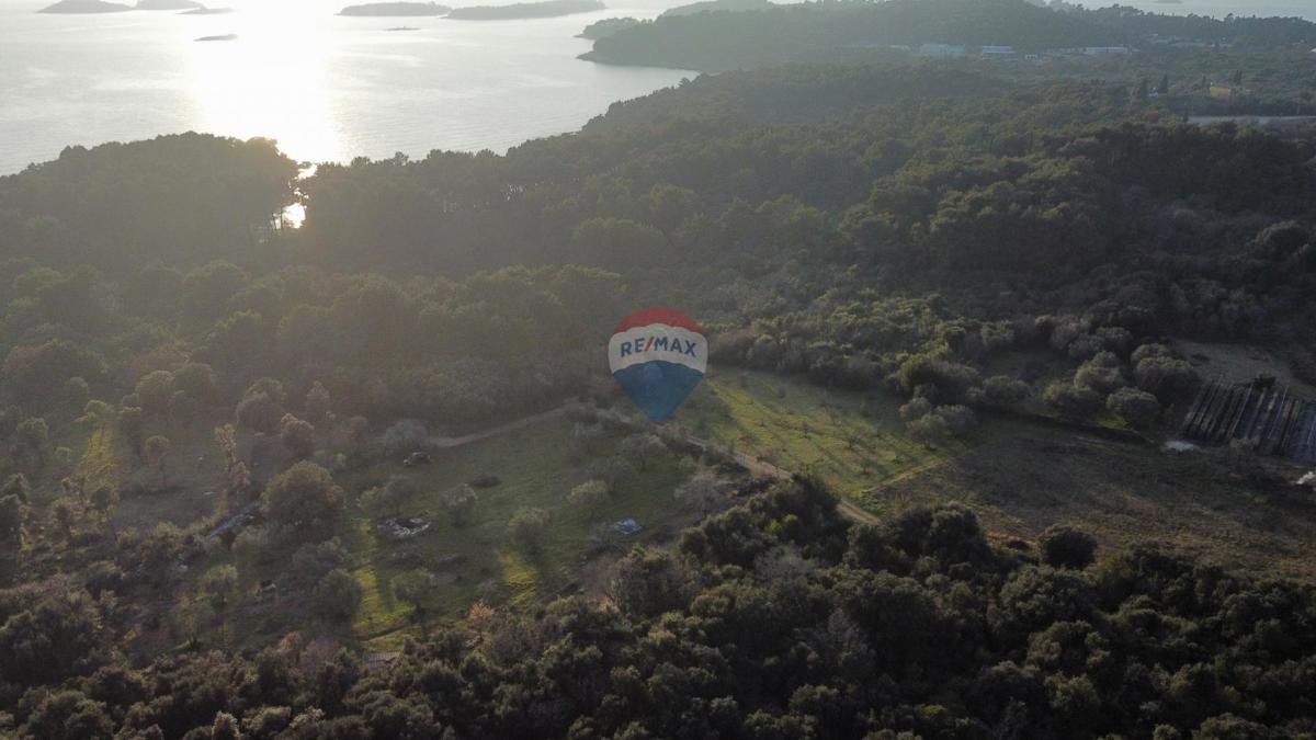 Stavbno zemljišče Rovinj, 1.865m2