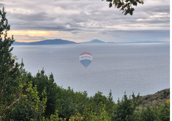 ISTRA, PLOMIN - 2 gradbeni parceli s projektom in pogledom na morje