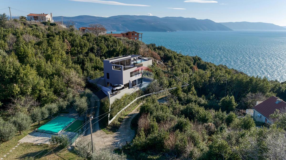 ISTRA, PLOMIN - 2 gradbeni parceli s projektom in pogledom na morje