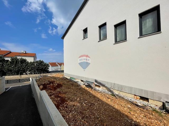 Otok Krk, Malinska, dvojček v izgradnji, 165 m2, pogled na morje