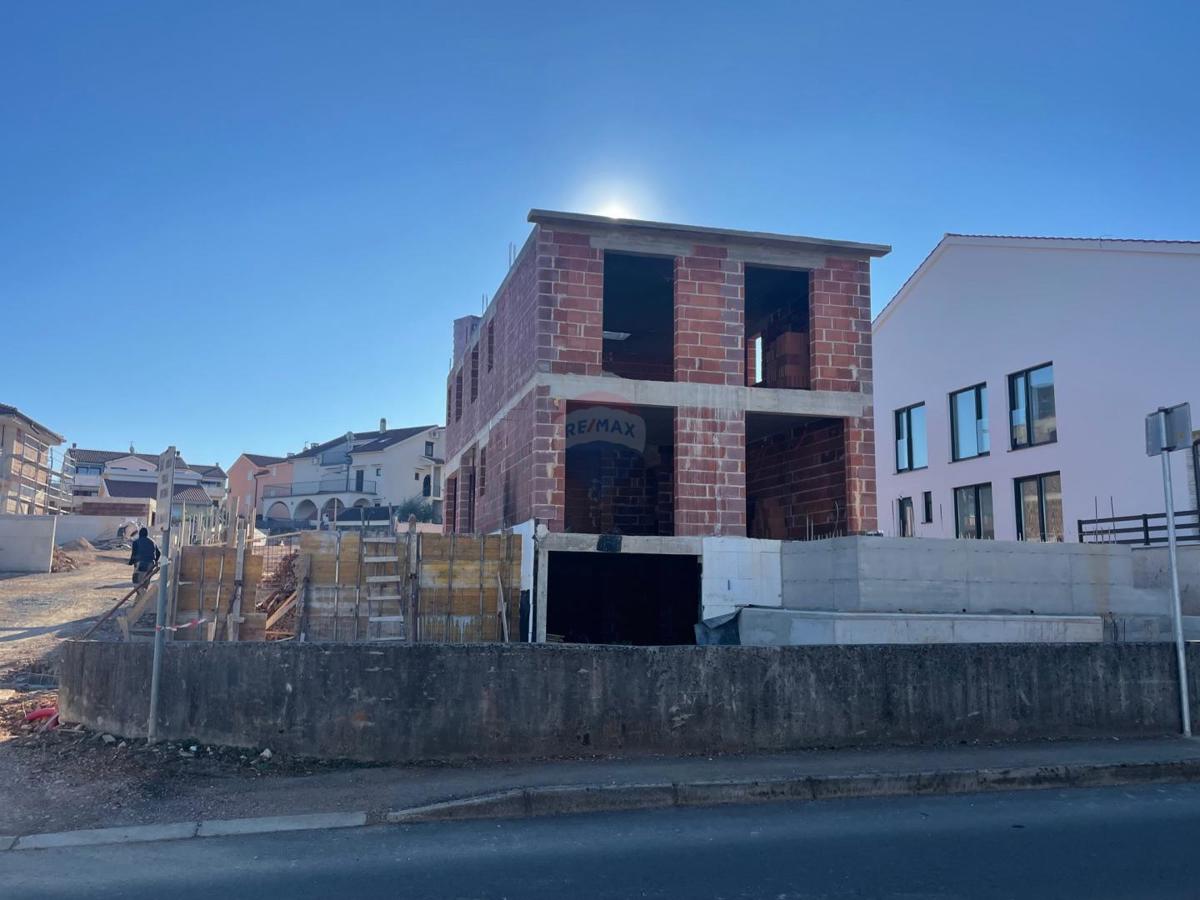 Otok Krk, Malinska, dvojček v izgradnji, 165 m2, pogled na morje