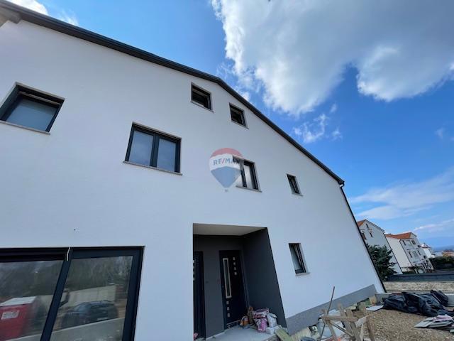 Otok Krk, Malinska, dvojček v izgradnji, 165 m2, pogled na morje