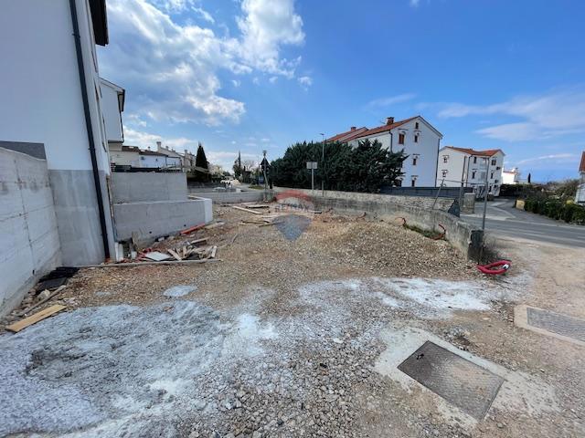 Otok Krk, Malinska, dvojček v izgradnji, 165 m2, pogled na morje