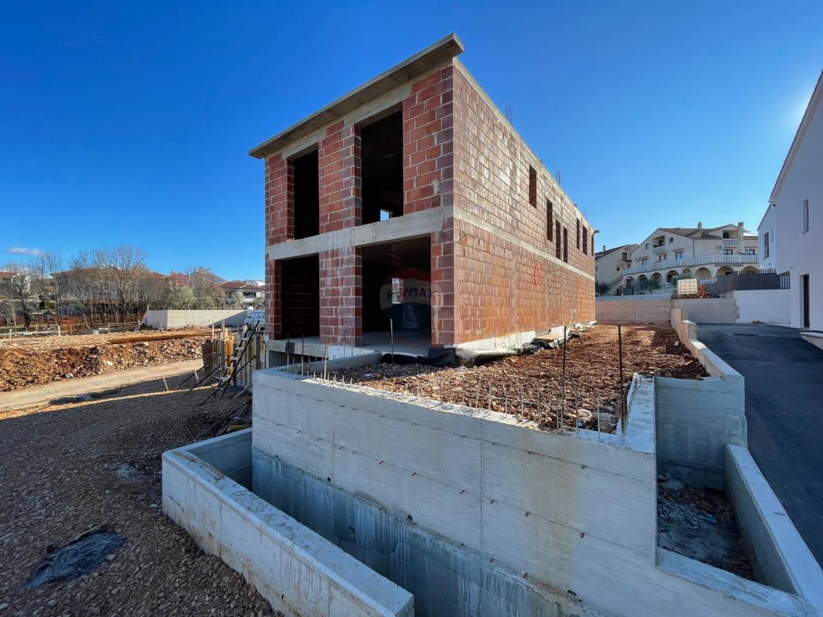 Otok Krk, Malinska, dvojček v izgradnji, 165 m2, pogled na morje