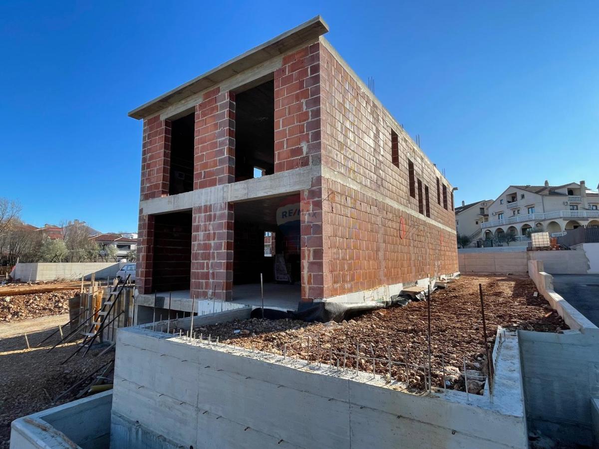 Otok Krk, Malinska, dvojček v izgradnji, 165 m2, pogled na morje