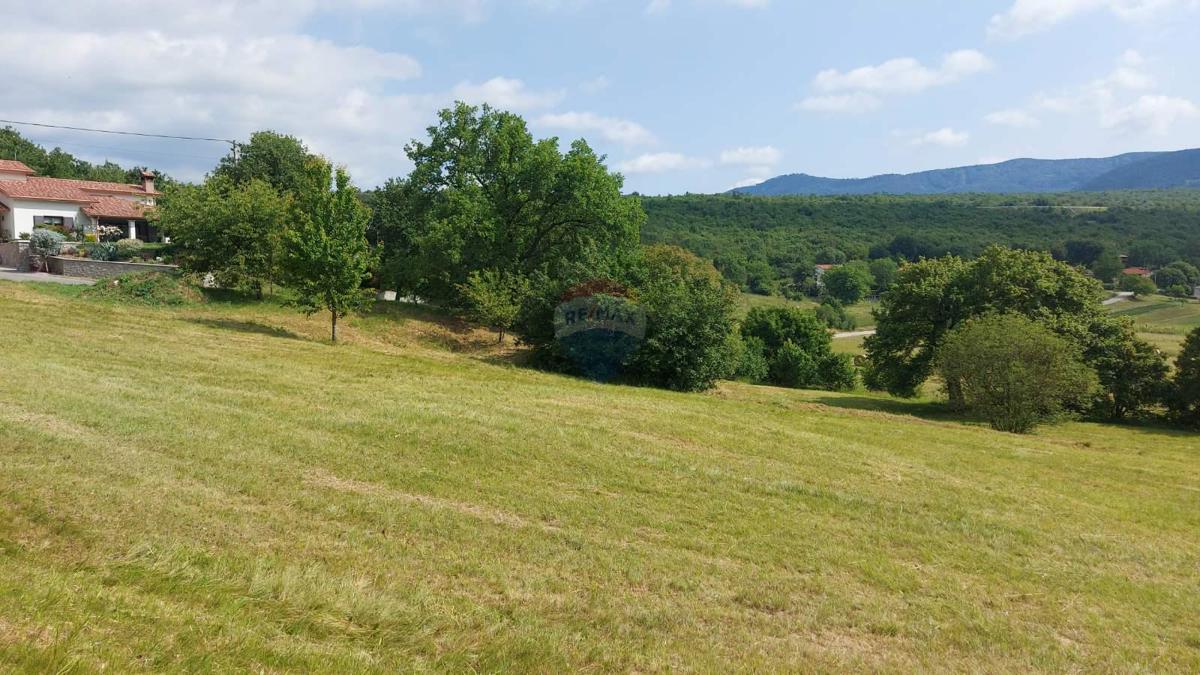 Stavbno zemljišče Lupoglav, 815m2