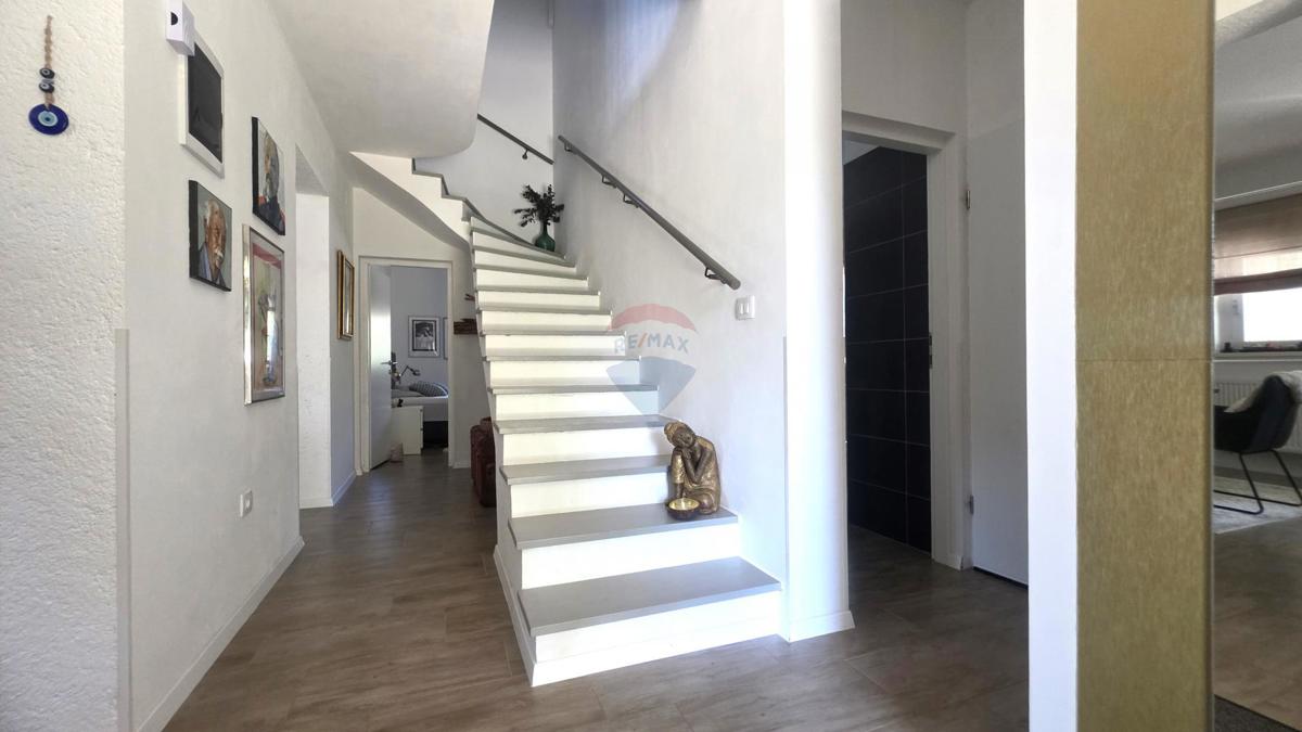 Istra, okolica Lovrečica – Samostojna hiša s bazenom
