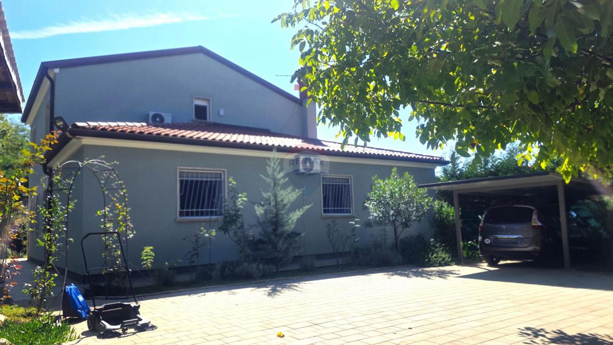 Istra, okolica Lovrečica – Samostojna hiša s bazenom