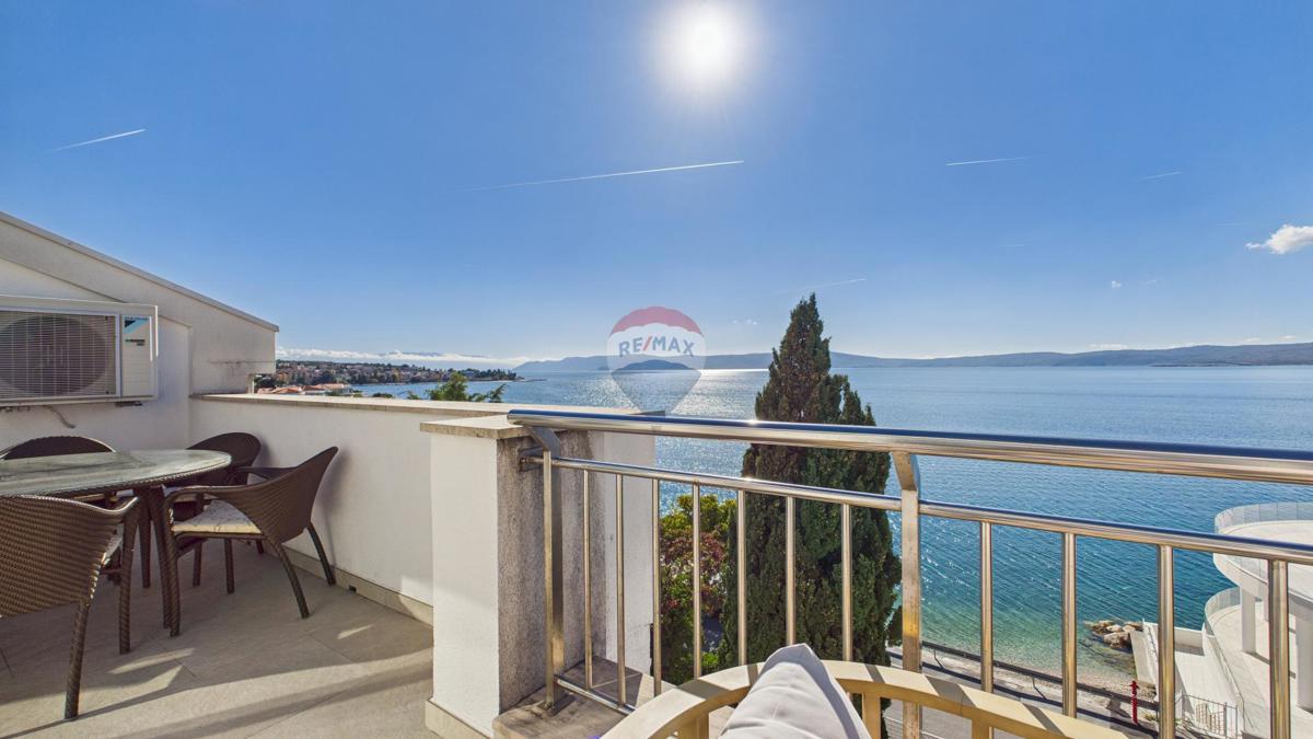 Crikvenica, Selce – Štirisobno stanovanje v prvi vrsti ob morju