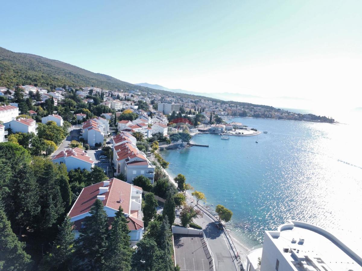 Crikvenica, Selce – Štirisobno stanovanje v prvi vrsti ob morju