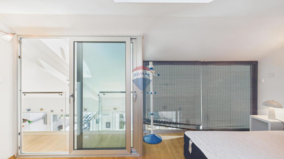 Crikvenica, Selce – Štirisobno stanovanje v prvi vrsti ob morju