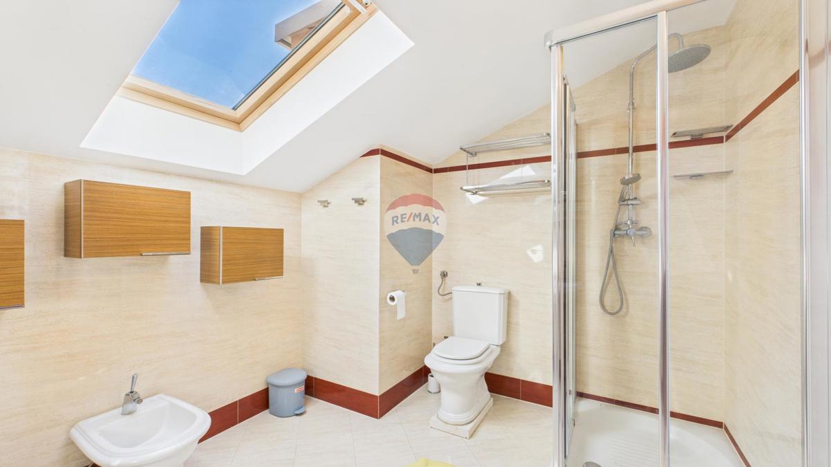 Crikvenica, Selce – Štirisobno stanovanje v prvi vrsti ob morju