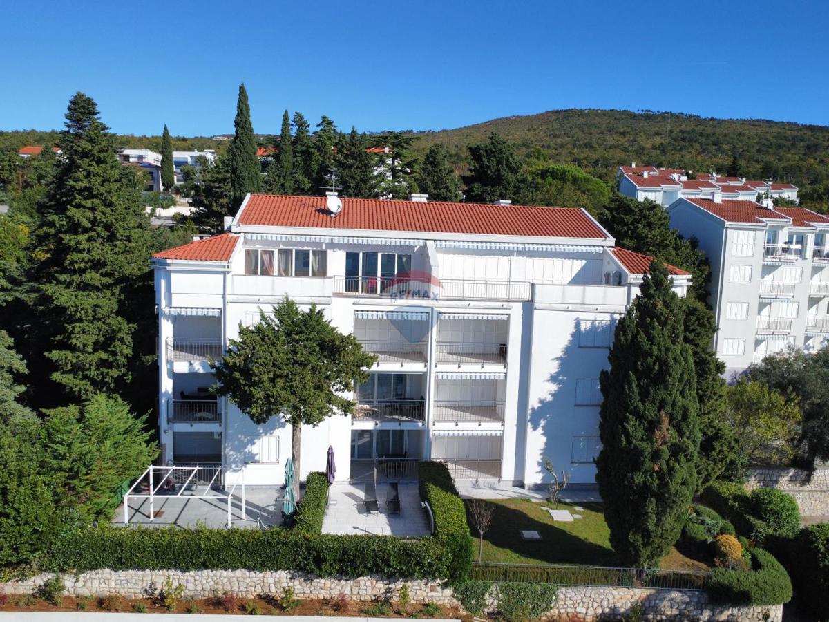 Crikvenica, Selce – Štirisobno stanovanje v prvi vrsti ob morju