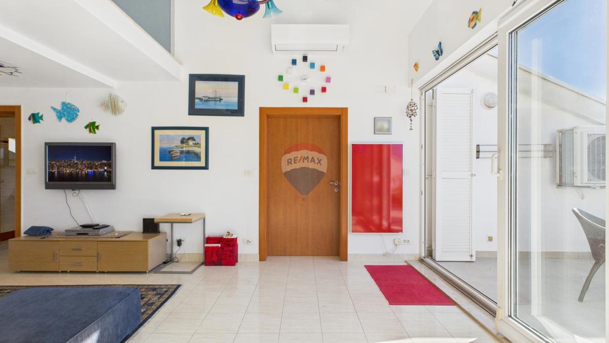 Crikvenica, Selce – Štirisobno stanovanje v prvi vrsti ob morju