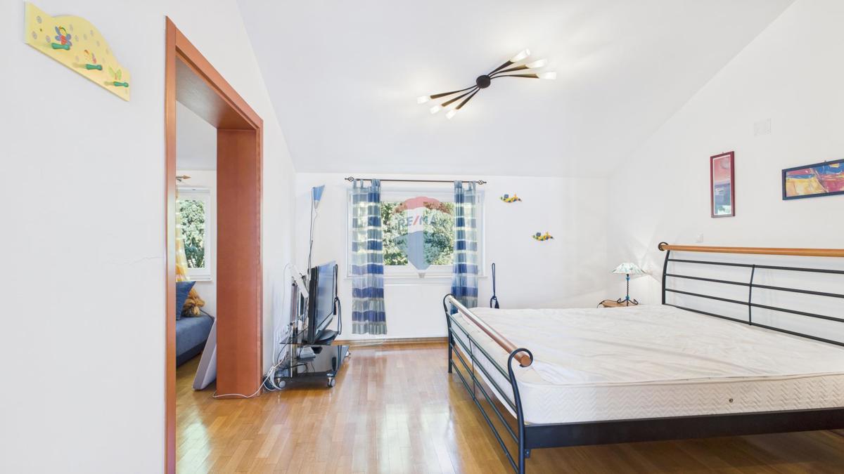 Crikvenica, Selce – Štirisobno stanovanje v prvi vrsti ob morju