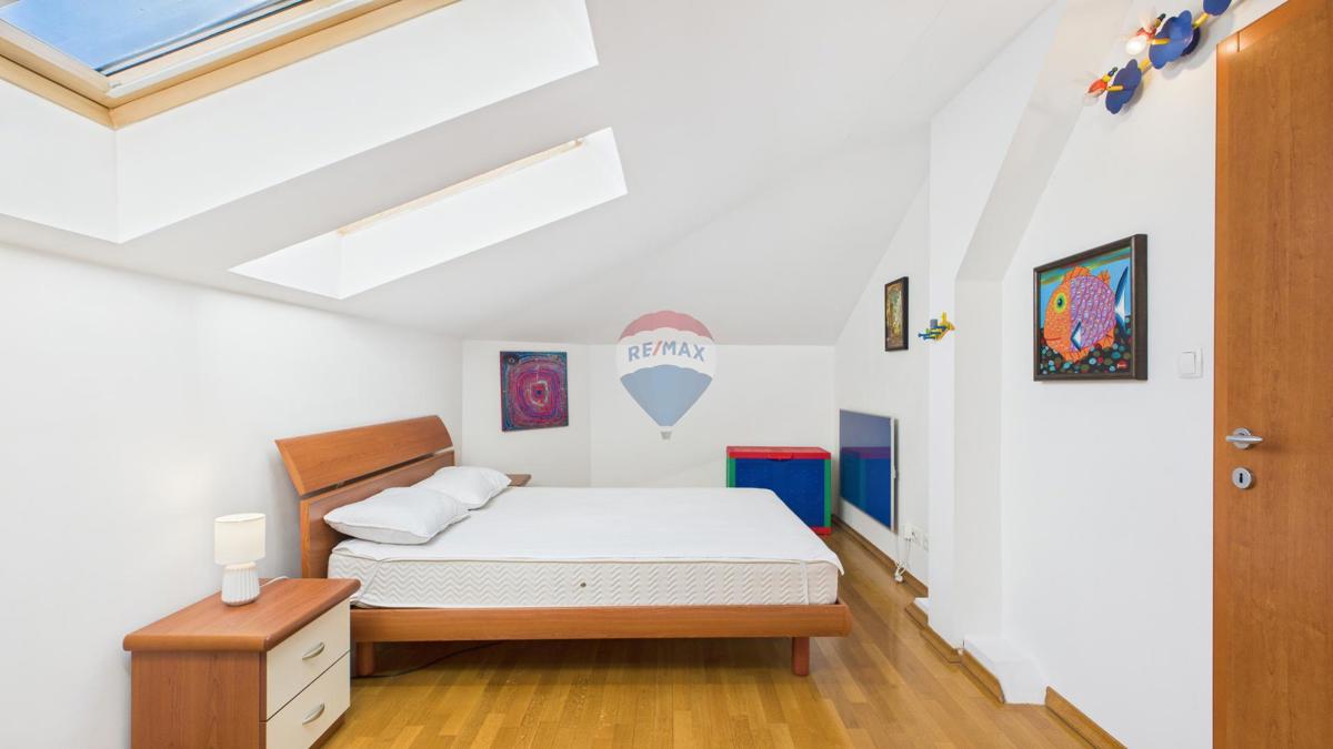 Crikvenica, Selce – Štirisobno stanovanje v prvi vrsti ob morju