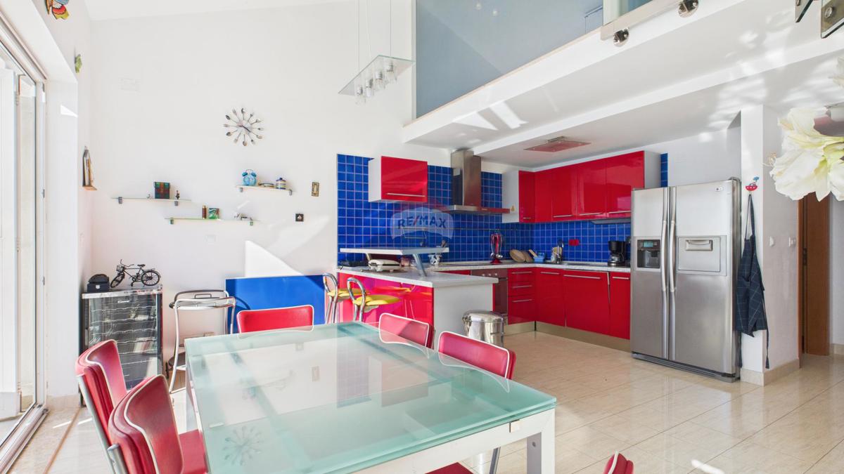 Crikvenica, Selce – Štirisobno stanovanje v prvi vrsti ob morju