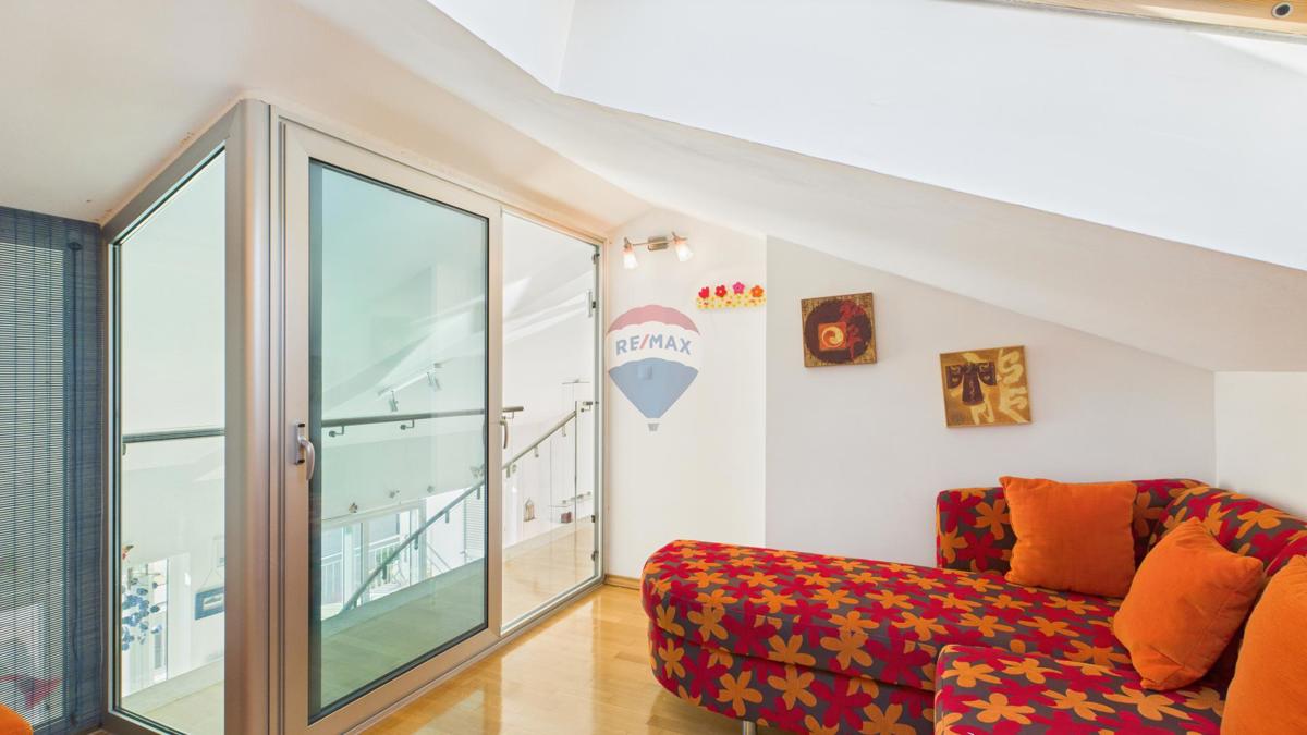 Crikvenica, Selce – Štirisobno stanovanje v prvi vrsti ob morju