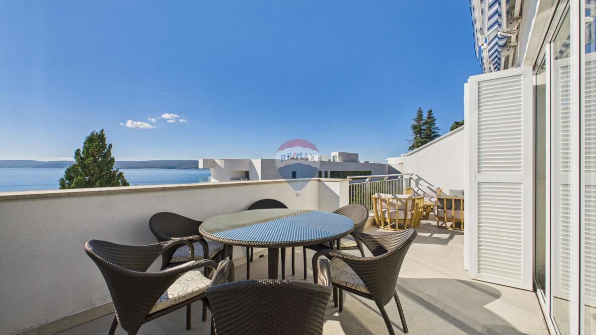 Crikvenica, Selce – Štirisobno stanovanje v prvi vrsti ob morju