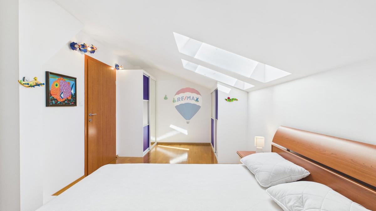 Crikvenica, Selce – Štirisobno stanovanje v prvi vrsti ob morju