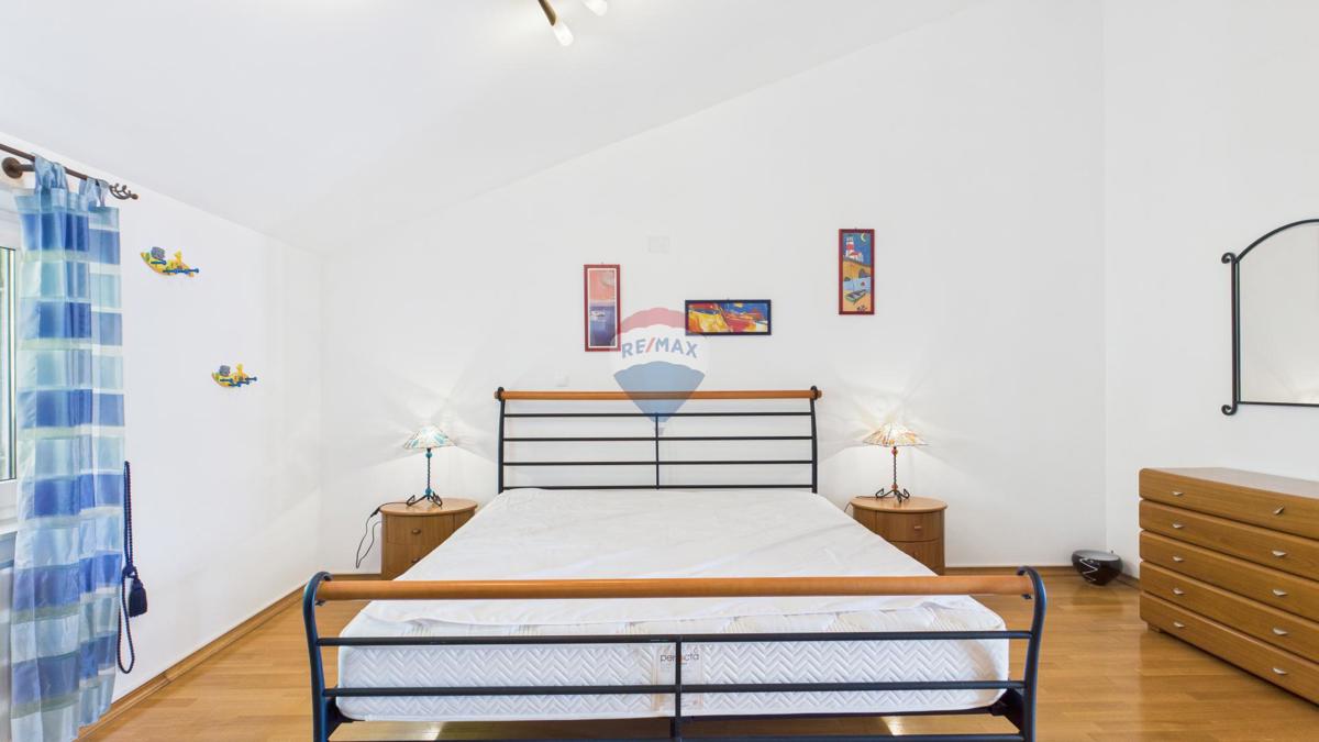 Crikvenica, Selce – Štirisobno stanovanje v prvi vrsti ob morju