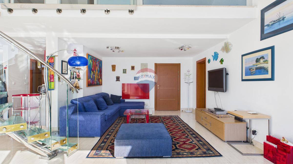 Crikvenica, Selce – Štirisobno stanovanje v prvi vrsti ob morju