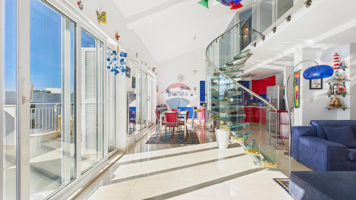 Crikvenica, Selce – Štirisobno stanovanje v prvi vrsti ob morju