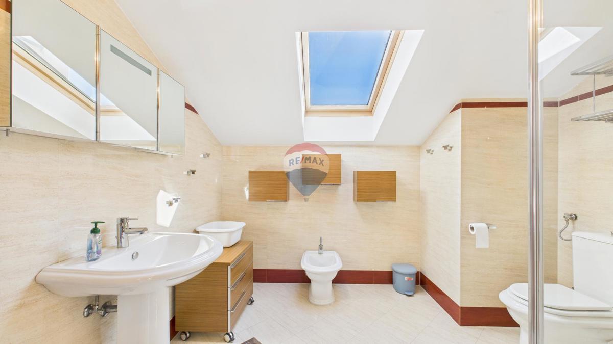 Crikvenica, Selce – Štirisobno stanovanje v prvi vrsti ob morju