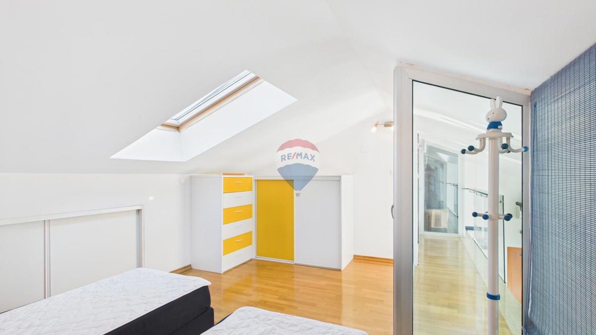 Crikvenica, Selce – Štirisobno stanovanje v prvi vrsti ob morju