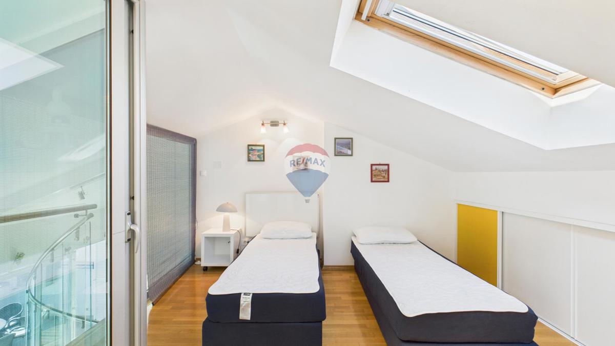 Crikvenica, Selce – Štirisobno stanovanje v prvi vrsti ob morju