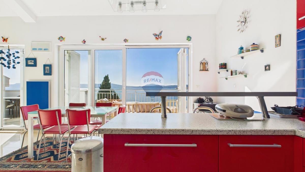 Crikvenica, Selce – Štirisobno stanovanje v prvi vrsti ob morju