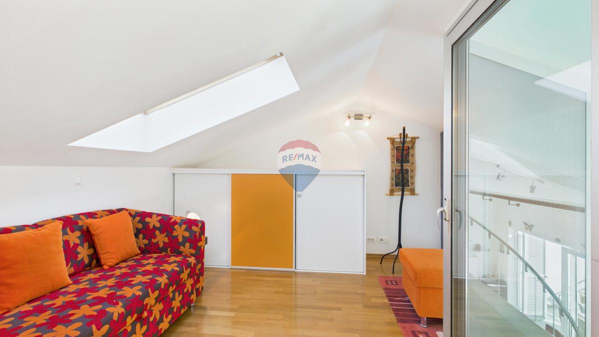 Crikvenica, Selce – Štirisobno stanovanje v prvi vrsti ob morju