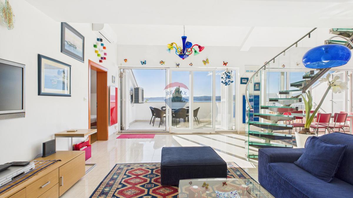 Crikvenica, Selce – Štirisobno stanovanje v prvi vrsti ob morju