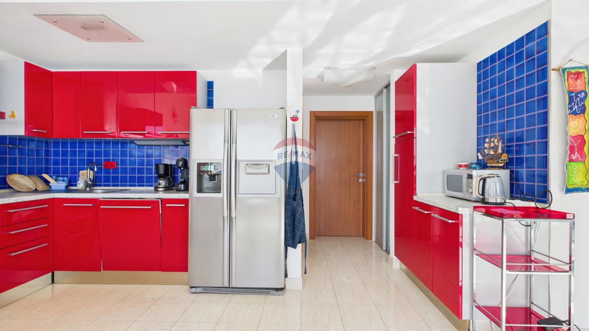 Crikvenica, Selce – Štirisobno stanovanje v prvi vrsti ob morju