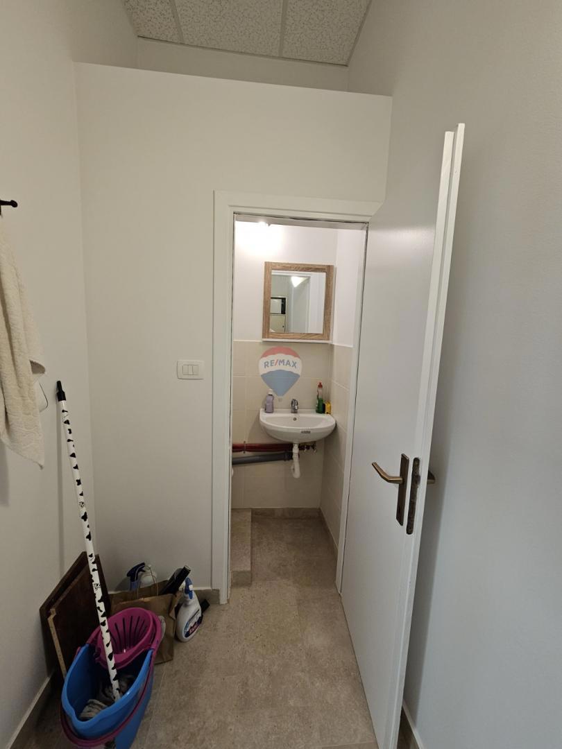 Poslovni prostori Mundanije, Rab, 27,03m2