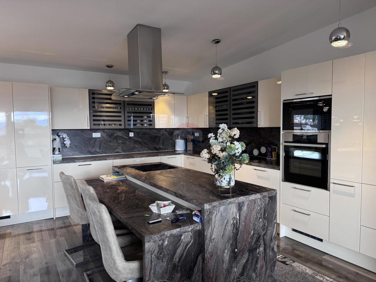 Stanovanje/Apartma Malinska, Malinska-Dubašnica, 192m2